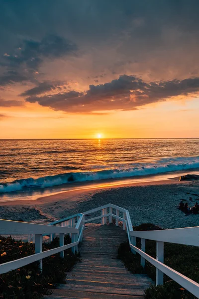 Pôr-do-sol vibrante sobre uma escada e o Oceano Pacífico em Windans — Fotografia de Stock