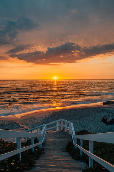 ウィンダンの階段と太平洋の上の活気に満ちた夕日 — ストック写真