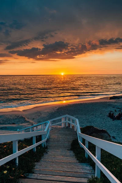 Escadaria e vista para o Oceano Pacífico ao pôr do sol, em Windansea — Fotografia de Stock