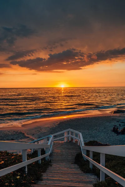 ウィンダンの階段と太平洋の上の活気に満ちた夕日 — ストック写真