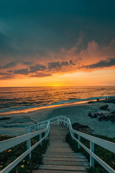 Pôr-do-sol vibrante sobre uma escada e o Oceano Pacífico em Windans — Fotografia de Stock