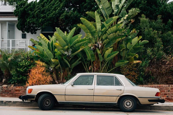 Altes auto im pazifik strand, san diego, kalifornien — Stockfoto