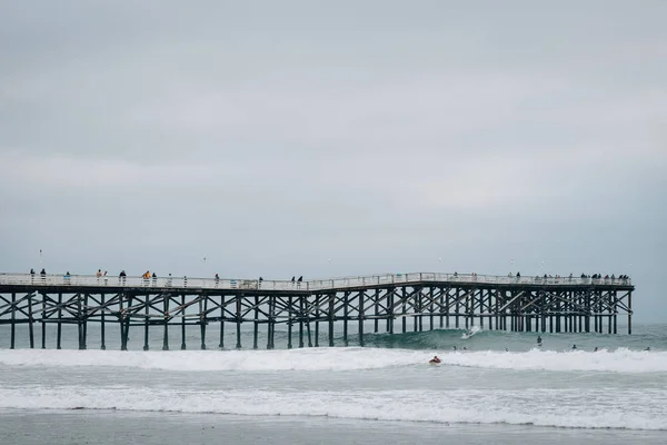 Waves in the Pacific Ocean and the pier in Pacific Beach on a cl — Stock Photo, Image