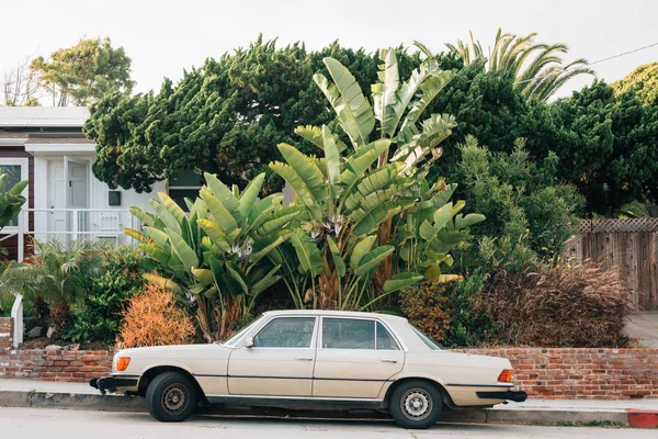 Antiguo coche en Pacific Beach, San Diego, California — Foto de Stock