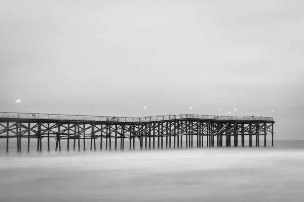 Lange blootstelling van de pier in Pacific Beach, San Diego, Californi — Stockfoto