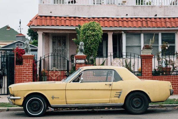 Antiguo Mustang amarillo, en Sherman Heights, San Diego, California — Foto de Stock