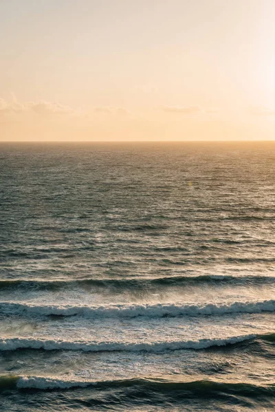 Ondas no Oceano Pacífico ao pôr do sol, em Encinitas, San Diego Co — Fotografia de Stock