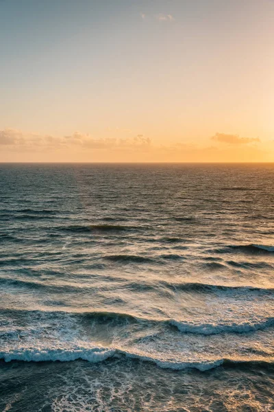 Olas en el Océano Pacífico al atardecer, en Encinitas, San Diego Co — Foto de Stock