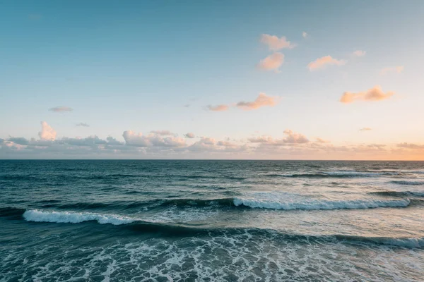 Fale na Oceanie Spokojnym o zachodzie słońca, na plaży Swami, w Encin — Zdjęcie stockowe