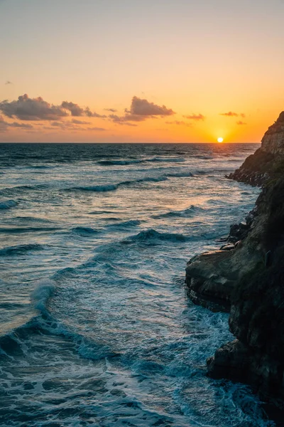 Puesta de sol sobre la costa rocosa y el Océano Pacífico en Swami 's Beach , —  Fotos de Stock