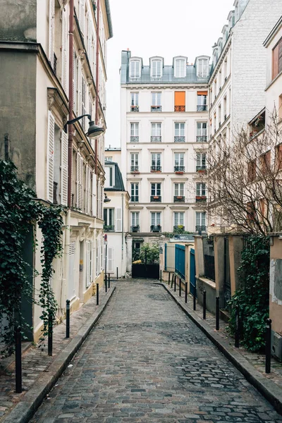 Estrecha calle adoquinada en Montmartre, París, Francia —  Fotos de Stock