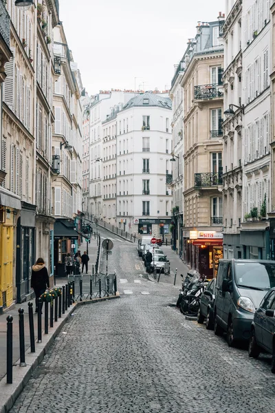 Λιθόστρωτο δρόμο στη Μονμάρτρη, Παρίσι, Γαλλία — Φωτογραφία Αρχείου