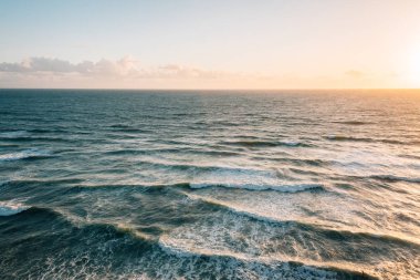 Gün batımında Pasifik Okyanusu'nda dalgalar, Encinitas, San Diego Co