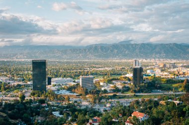 Los'taki Mulholland Drive'da Universal City Overlook'tan görünüm
