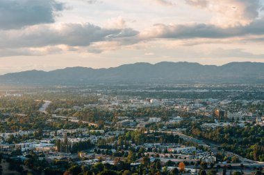 Los'taki Mulholland Drive'da Universal City Overlook'tan görünüm