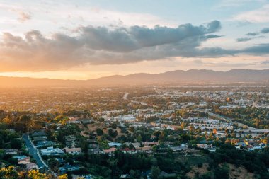 Mulholland Drive'daki Universal City Overlook'tan gün batımı manzarası