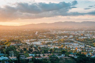 Mulholland Drive'daki Universal City Overlook'tan gün batımı manzarası