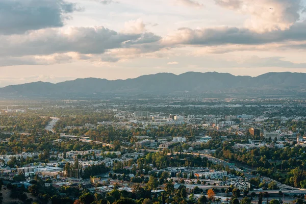 Los'taki Mulholland Drive'da Universal City Overlook'tan görünüm