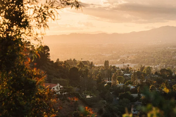 Sonnenuntergang Blick von der universellen Stadt auf Mulholland Drive — Stockfoto