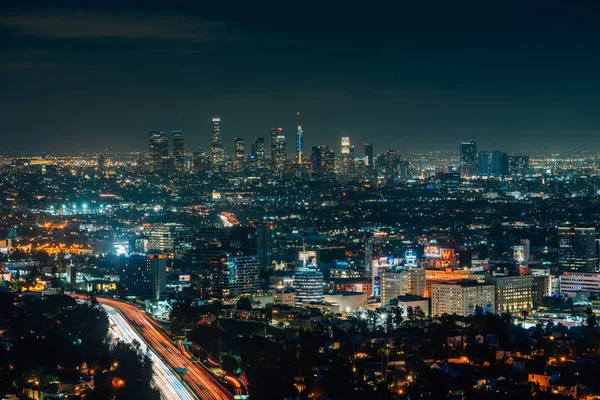 Utsikt över Hollywood och Downtown skyline på natten från hol — Stockfoto