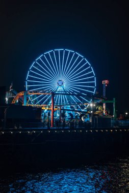 Gece Santa Monica İskelesi'nde dönme dolap, Santa Monica'da,