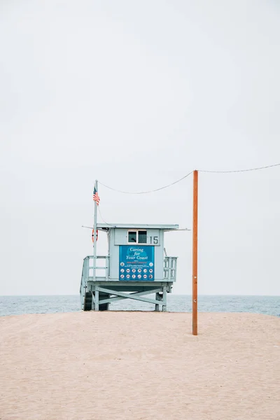 Suporte de salva-vidas na praia em Santa Monica, Los Angeles, Califórnia — Fotografia de Stock