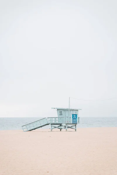 Suporte de salva-vidas na praia em Santa Monica, Los Angeles, Califórnia — Fotografia de Stock