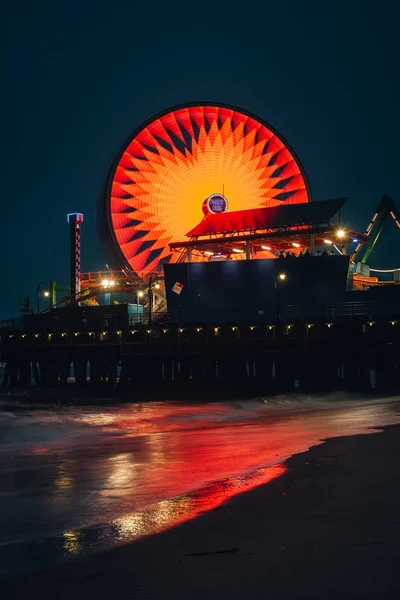 Ferrisův kolo na molu Santa Monica v noci, v Santa Monice, — Stock fotografie