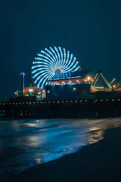 Ferris wheel on the Santa Monica Pier at night, in Santa Monica, — Stock Photo, Image