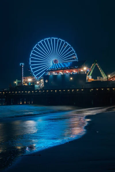 Ferris wheel on the Santa Monica Pier at night, in Santa Monica, — Stock Photo, Image