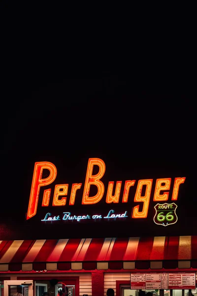 Pier Burger néon signe la nuit, sur la jetée de Santa Monica à Los — Photo