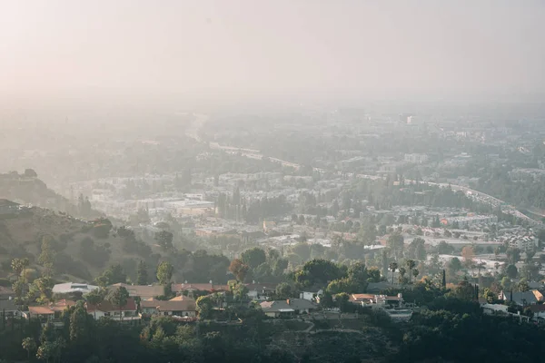 Mlhavý pohled na údolí San Fernando z Mulholland Drive, v L — Stock fotografie