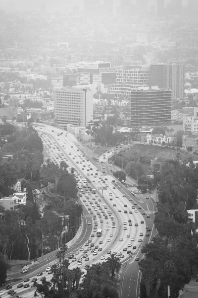 Stadsbild utsikt över 101 motorväg från Hollywood Bowl Overlo — Stockfoto