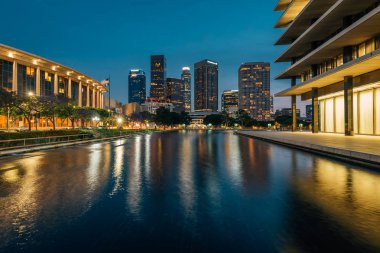 Gece şehir Los Angeles silueti, yansıtan p ile