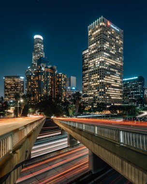 Gece 110 Otoban Los Angeles siluet cityscape görünümü, 