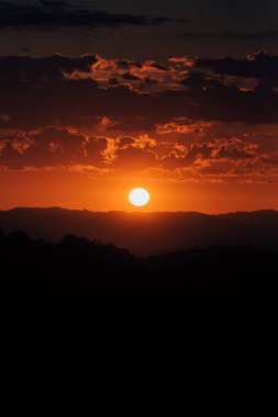Mulholland Drive'dan canlı gün batımı manzarası, Los Angeles, Kaliforniya