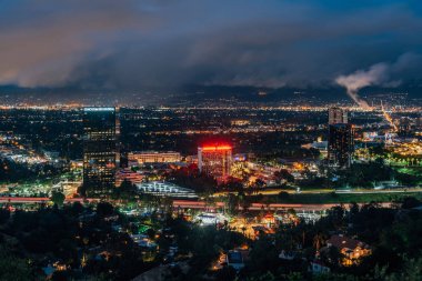 Mulholland üzerinde Universal City Overlook gece şehir manzarası