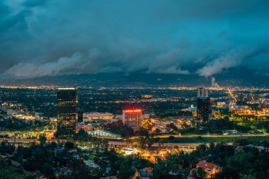 Mulholland üzerinde Universal City Overlook gece şehir manzarası
