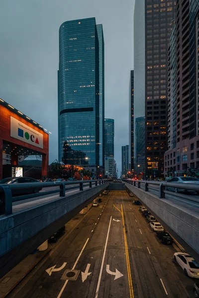 洛杉矶市中心大大道的夜景景观，C — 图库照片