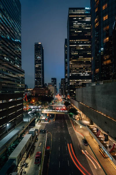 Modern városkép éjszakai kilátással Los Angeles belvárosában, Kaliforniában — Stock Fotó