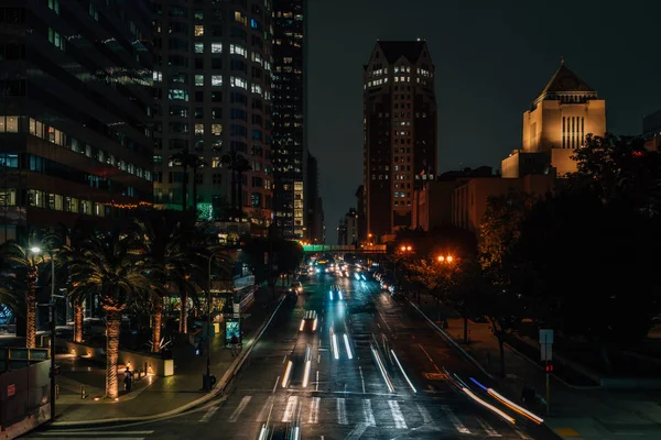 Los Angeles şehir merkezinde 5 sokak Gece şehir manzarası, Cali — Stok fotoğraf