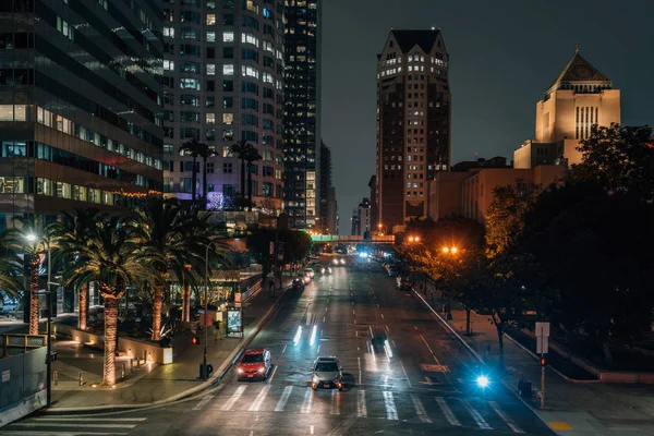 Night cityscape view of 5th street in downtown Los Angeles, Cali — Stock Photo, Image