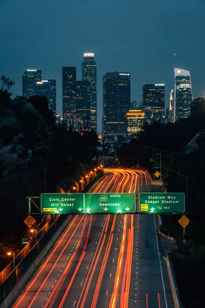 Widok na panoramę centrum Los Angeles i 110 Freeway w: Nigh — Zdjęcie stockowe