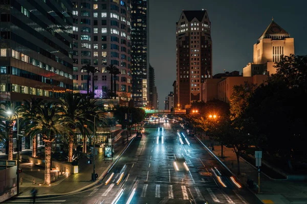 Vista nocturna del paisaje urbano de la calle 5 en el centro de Los Ángeles, Cali —  Fotos de Stock