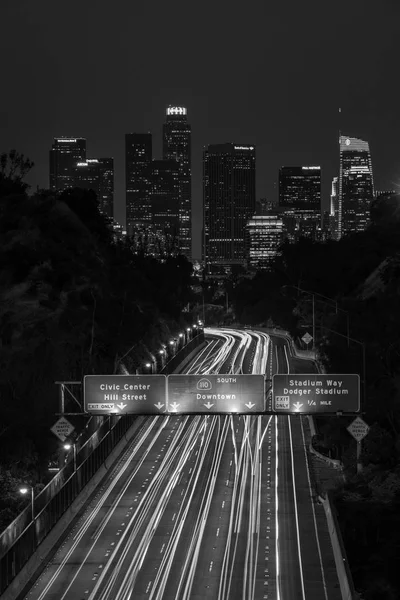 Los Angeles şehir merkezi silüeti nin ve 110 Otoyolu'nun görünümü — Stok fotoğraf