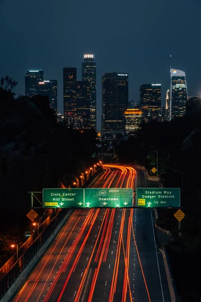洛杉矶市中心的天际线和 110 高速公路近景 — 图库照片