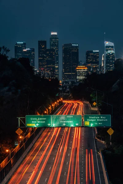 View of the downtown Los Angeles skyline and 110 Freeway at nigh — Stock Photo, Image