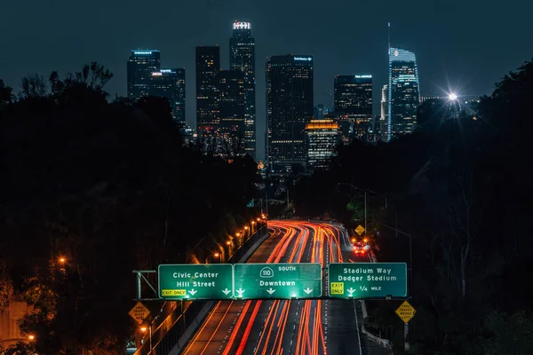 View of the downtown Los Angeles skyline and 110 Freeway at nigh — Stock Photo, Image