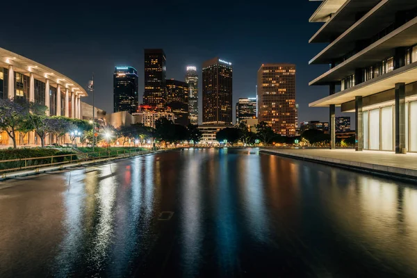 The downtown Los Angeles skyline at night, with the reflecting p — Stock Photo, Image