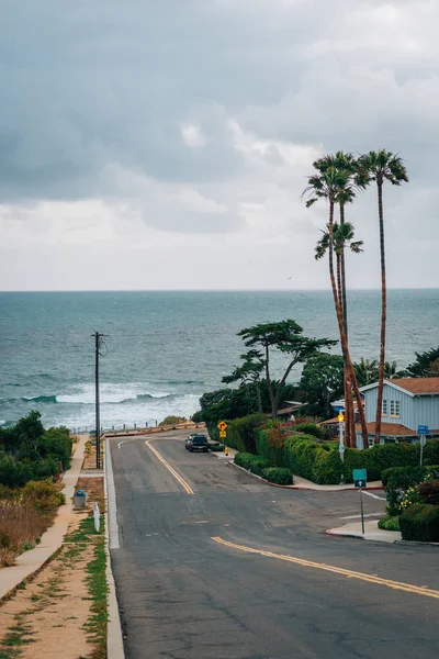 Une rue avec vue sur l'océan Pacifique par une journée nuageuse, à Poin — Photo